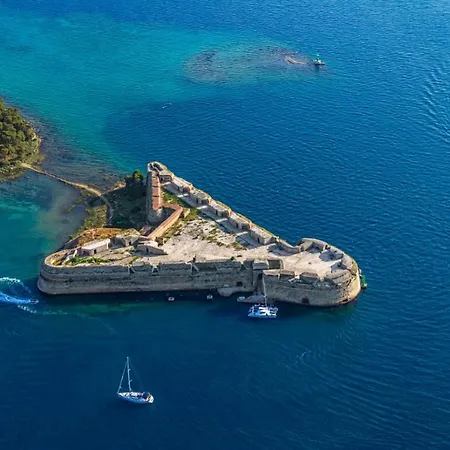 Apartment In With Sea View, Balcony, Air Conditioning, Wifi *